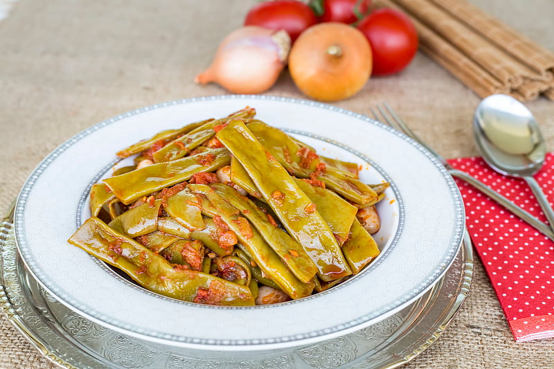 传统美味的土耳其食品;橄榄油青豆(Zeytinyagli Fasulye)