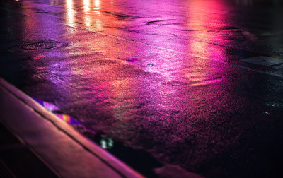 雨后的纽约街道，在潮湿的柏油路上反射