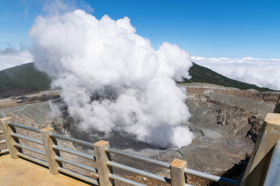 哥斯达黎加的波阿斯火山正在喷出白烟。