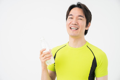 喝水的中年男人