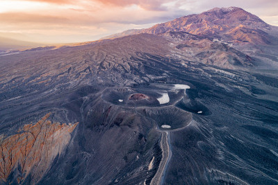 乌比比火山口的日出。加州死亡谷。