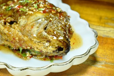 炸芒果鱼配甜辣酱