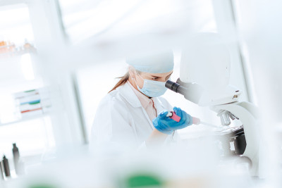 女科学家在实验室进行研究