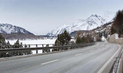 阴天的冬季山路(瑞士阿尔卑斯山)。Val Bregaglia;瑞士