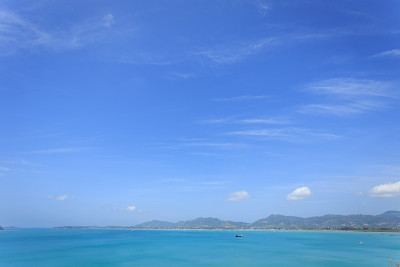 海面上湛蓝的天空