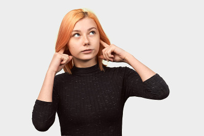 年轻女孩拒绝听一些不愉快的事情