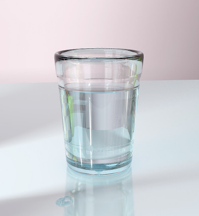 粉色房间玻璃桌上的水杯3d效果图，模仿白天的光线