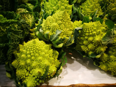 农贸市场上的罗马花椰菜