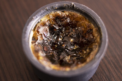 松香在木桌上的罐子里