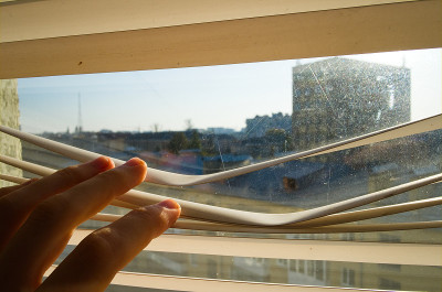 用手打开百叶窗看外面