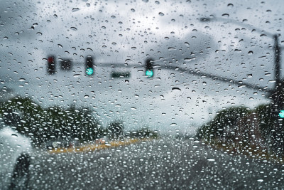 在雨天开车;雨点落在挡风玻璃上;加州圣何塞