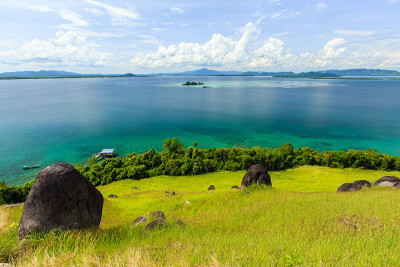 美丽的自然景色在Sirongol Hill，高耸的眼睛岛，典型的Sabah，马来西亚。