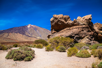 以泰德山为背景的巨大火山悬崖