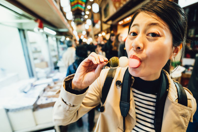 背包客吃着美味多彩的饭团