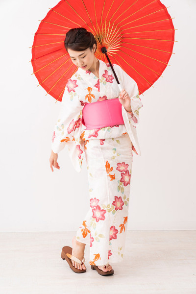 亚洲妇女穿着传统的日本夏季休闲和服称为“浴衣”。