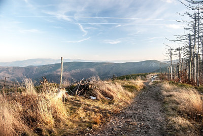 这是波兰Beskid Slaski山脉秋天Malinowska Skala山的景色