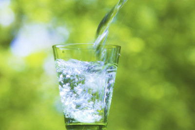 水倒进一只玻璃杯里