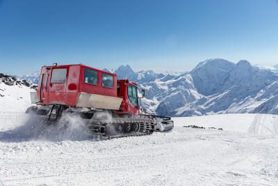 雪地车在高山上的山坡上