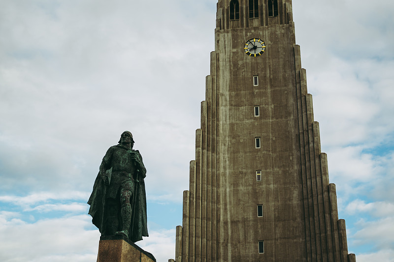 冰岛雷克雅未克市，雷夫·艾里克松的雕像对着HallgrÃ-mur - HallgrÃ-mskirkj