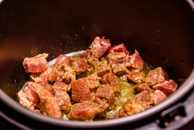 用慢炖锅煮猪肉
