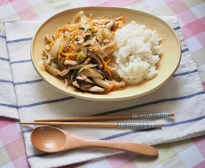 亚洲食物蔬菜和蘑菇饭