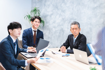 商务人士在听关于产品规划的报告