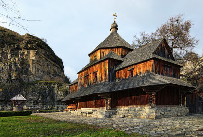 美丽的风景照片中世纪木制教堂的十字架提高。Kamianets-Podilskyi,乌克兰。基督教正教