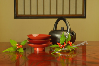 用清酒杯庆祝新年