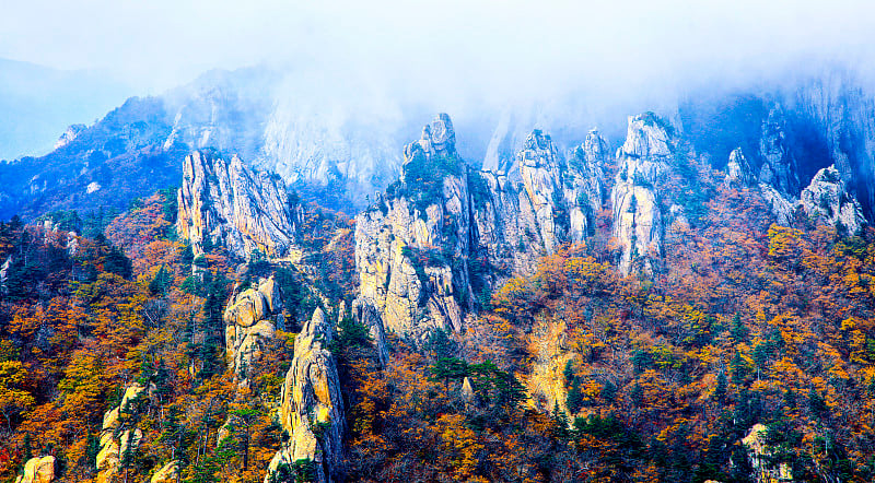 灵岩月铁山雾蒙蒙的秋景