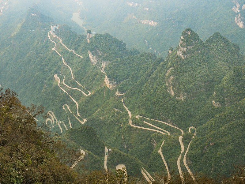 美丽的通天路顶视图蜿蜒的路99弯路到天门，张家界，天门山国家公园，