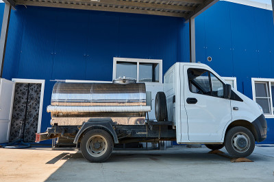 新型小型牛奶车