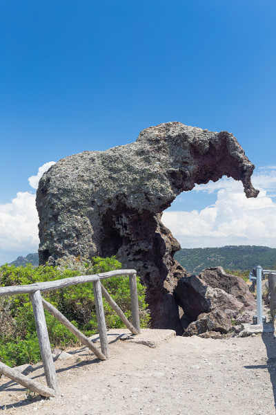 象岩石