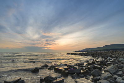 美丽的日落景观图像的岩石海岸在金默里奇