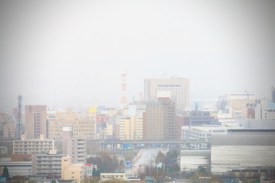 市区在雨中朦朦胧胧