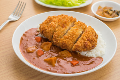 香脆炸猪排配咖喱饭，日本料理