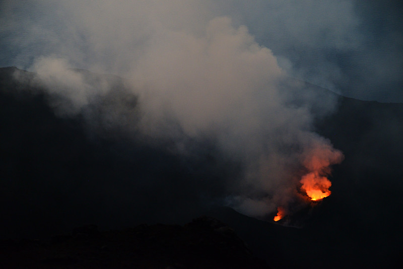 日落时分，意大利西西里岛的斯特隆博利火山壮观的喷发