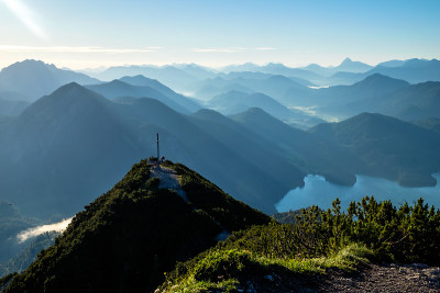 赫尔佐格看台的阿尔卑斯山全景图