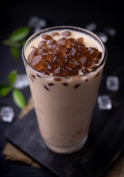 台湾奶茶与泡沫(木薯球)在木材背景