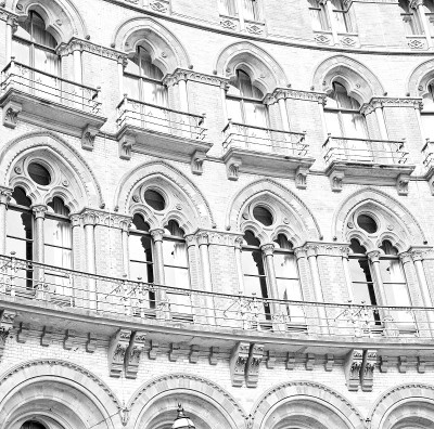 英国伦敦的古老建筑窗户和砖外墙