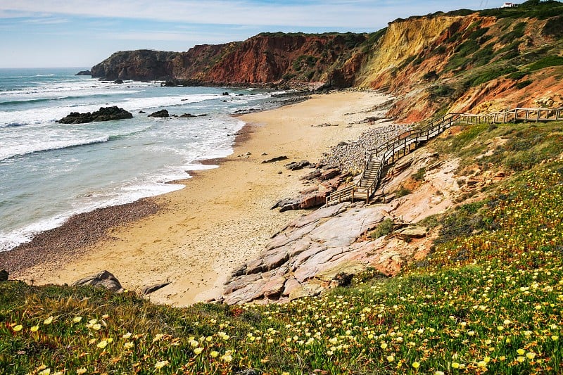 风景优美的楼梯下降到Praia do Amado，一个美丽的冲浪者海滩在阿尔加维科斯塔维琴蒂纳附近的