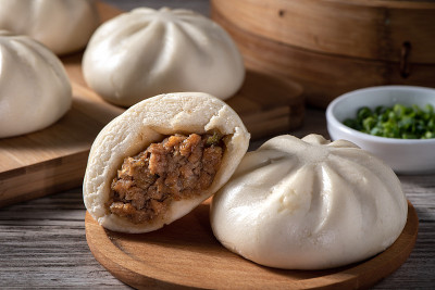 美味的包子，中国的蒸肉包子是准备吃上盘子和蒸笼，近距离，复制空间的产品设计理念。