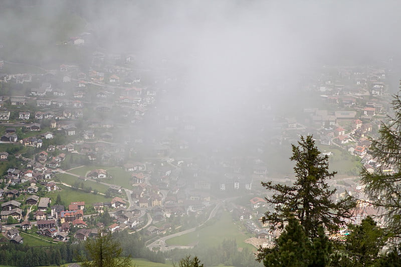 云雾中的高山小村