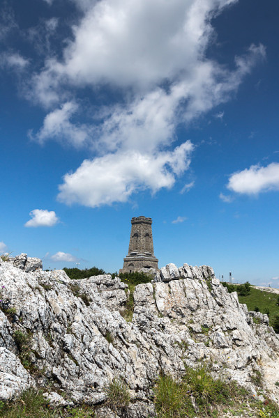 自由纪念碑希普卡和景观Stara Planina(巴尔干)山，保加利亚