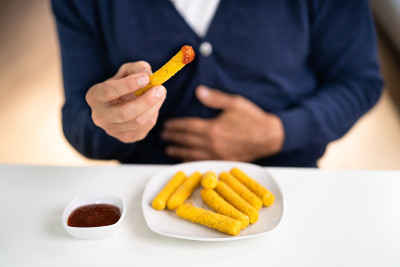 胃灼热和胃痛。避免吃快餐
