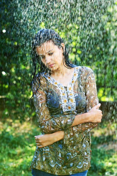 女人在雨