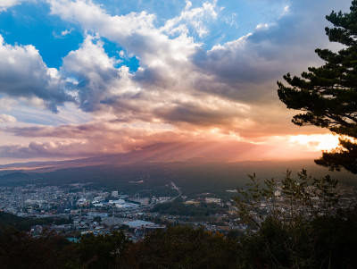 从富士山和富士吉田镇看公园