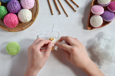 用钩针做amigurumi马卡龙婴儿玩具或装饰品。线、针、钩、棉纱。手工制作的礼物。收入的爱好。DI