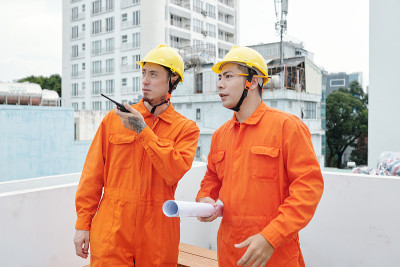 建筑工人讨论问题