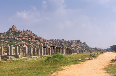 通往印度卡纳塔克邦汉比Vijaya Vitthala寺庙的道路。