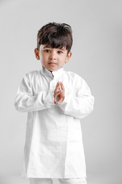 印第安小男孩穿着传统服装和祈祷